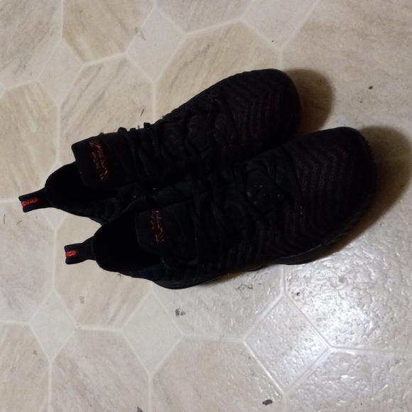 All LeBron shoes - Picture 4 of 10